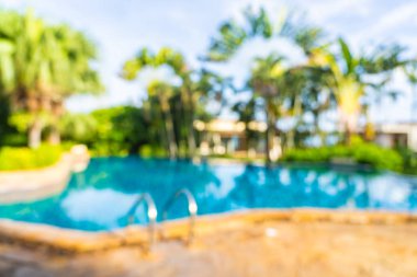 Soyut bulanıklık ve sıcak güzel açık yüzme havuzu bulanıklaştırma