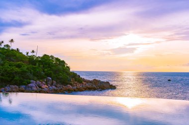 Se ile otel beldesinde güzel açık sonsuzluk yüzme havuzu