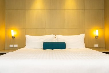 Yatak dekorasyon iç güzel beyaz yastık ve battaniye