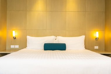 Yatak dekorasyon iç güzel beyaz yastık ve battaniye