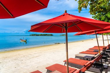 Şemsiye sandalye ile güzel açık tropikal plaj deniz Okyanusu