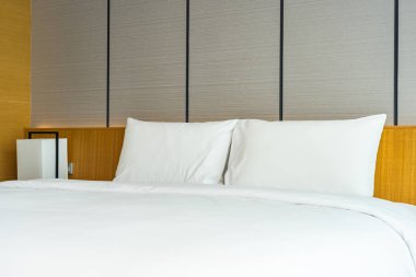 Güzel lüks rahat beyaz yastık ve battaniye yatakta