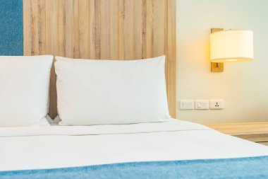 Hafif lamba ile yatak dekorasyonbeyaz rahat yastık