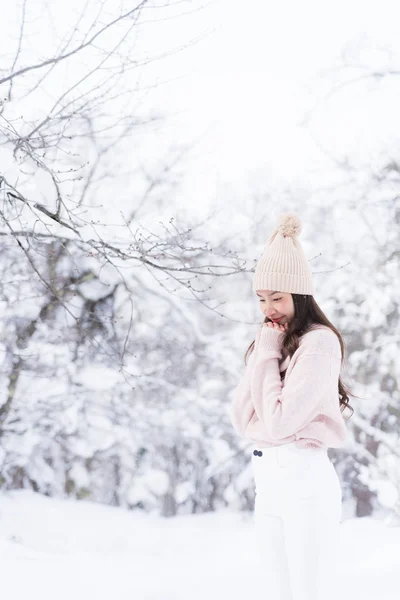 Retrato Jovem asiático bonito mulher sorriso feliz viagem e enjo — Fotografia de Stock