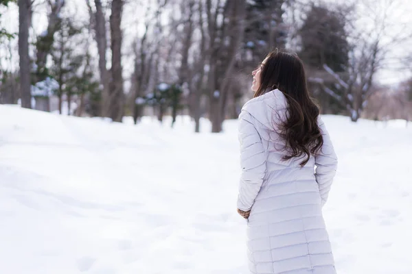 Bela jovem ásia mulher sorrindo feliz para viagem no neve ganhar — Fotografia de Stock