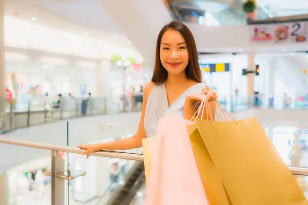 Portret piękny młody Asian kobieta szczęśliwy i uśmiech z sukienki — Zdjęcie stockowe