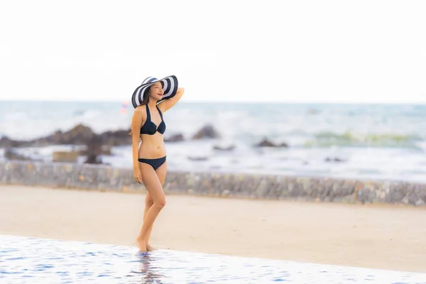 Portrait beautiful young asian woman wear bikini around swimming — Stock Photo, Image