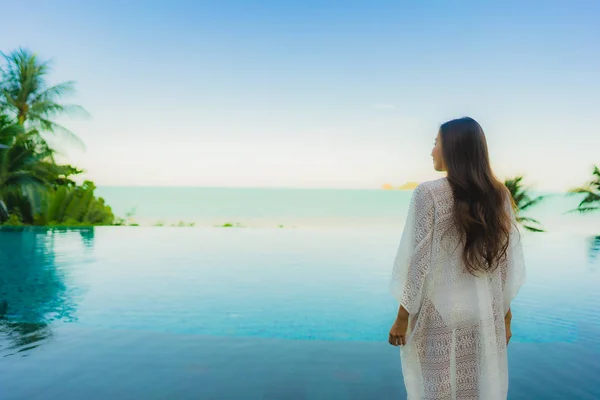 Portrait beautiful young asian woman relax in luxury outdoor swi — Stock Photo, Image