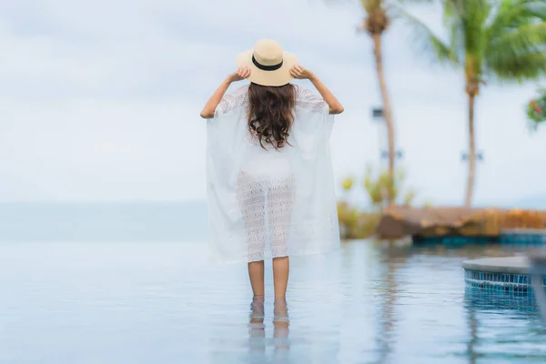 Retrato hermosa joven asiática mujer sonrisa feliz relajarse alrededor de sw — Foto de Stock