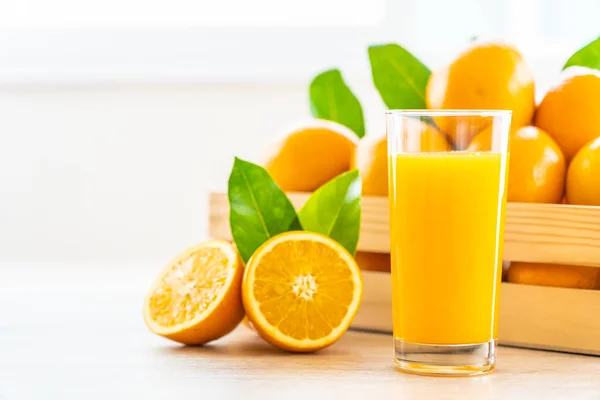 Świeży sok pomarańczowy napój w szklanej butelce — Zdjęcie stockowe