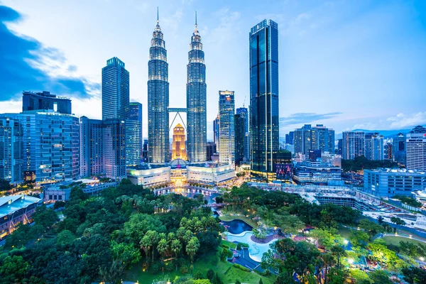 Hermoso edificio de arquitectura exterior en la ciudad de Kuala Lumpur en —  Fotos de Stock