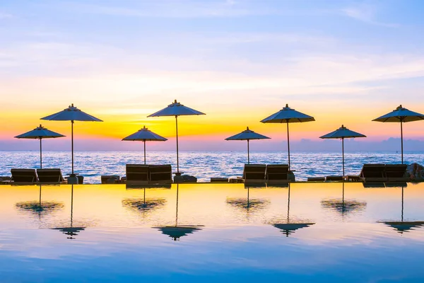 Ombrellone e sedia intorno alla piscina nel resort hotel per leis — Foto Stock