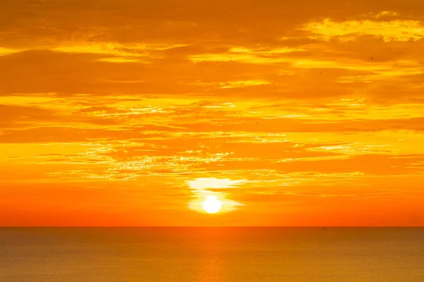 Hermoso paisaje de naturaleza tropical al aire libre de playa de mar en sunr —  Fotos de Stock