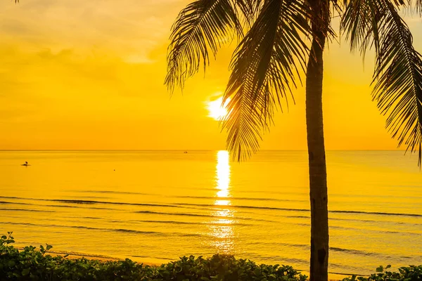 Hermoso paisaje tropical al aire libre de playa de mar océano con coc — Foto de Stock