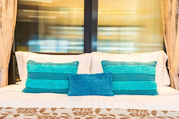 Yatak üzerinde güzel konforlu lüks beyaz yastık ve battaniye Dec — Stok fotoğraf