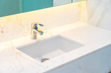 Banyo iç musluk suyu ve lavabo dekorasyon