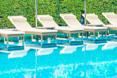 Otel re açık yüzme havuzu etrafında Şemsiye ve sandalye kanepe