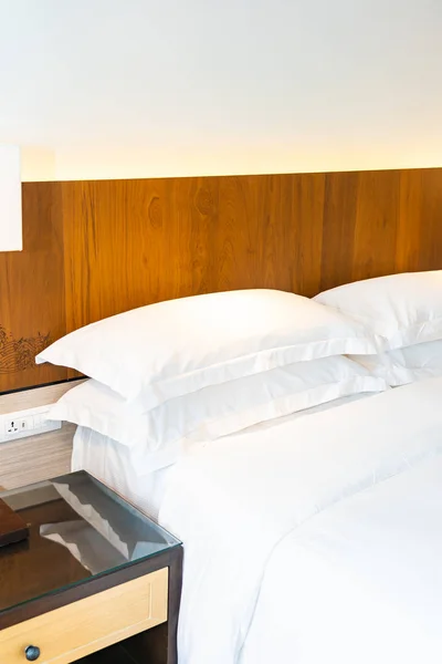 Белая удобная подушка на украшении кровати — стоковое фото
