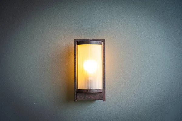 Lámpara de luz en decoración de pared — Foto de Stock