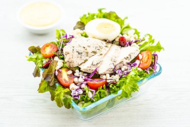 Izgara tavuk göğsü ve et salata