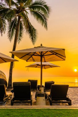 Şemsiye ve güzel plaj ve deniz gündoğumu, sandalyeye tim