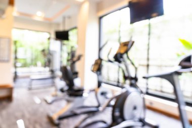 Soyut Blur ve spor salonu interi içinde defocused fitness ekipmanları