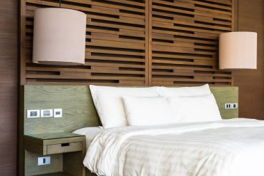 Hafif lamba ile yatakta güzel lüks rahat yastık