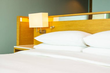 B yatak dekorasyonu üzerinde güzel lüks rahat beyaz yastık