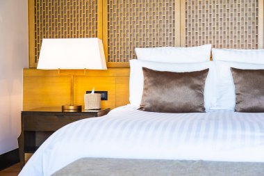 Yatak ve battaniye üzerinde güzel lüks rahat beyaz yastık Dec