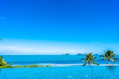 Deniz ile otel beldesinde güzel lüks açık yüzme havuzu 