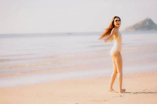 Retrato joven hermosa mujer asiática caminar sonrisa feliz en el bea —  Fotos de Stock