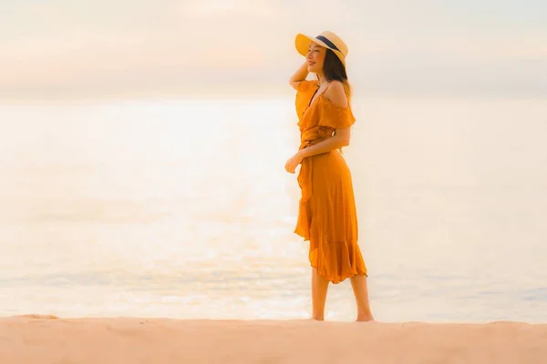 Ritratto bella giovane donna asiatica felice sorriso rilassarsi sul be — Foto Stock