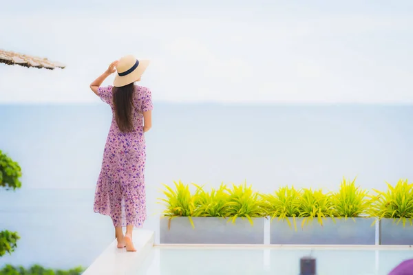 Portrait beautiful young asian woman looking at sea ocean with h — Stock Photo, Image