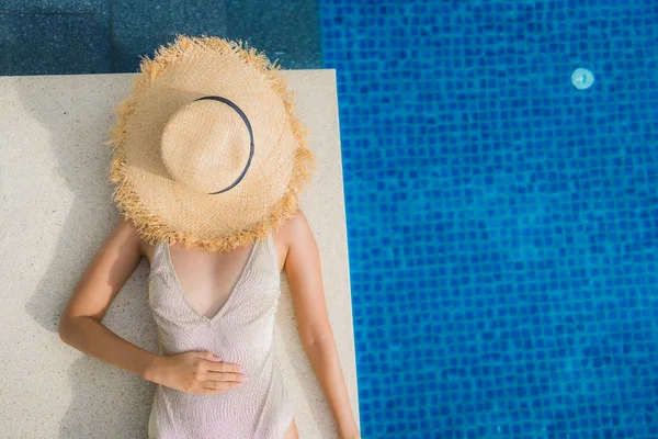 Retrato jovem mulher asiática relaxar sorriso feliz ao redor natação poo — Fotografia de Stock