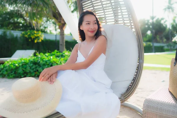 Retrato hermoso asiático mujeres alrededor de playa mar océano con feliz — Foto de Stock