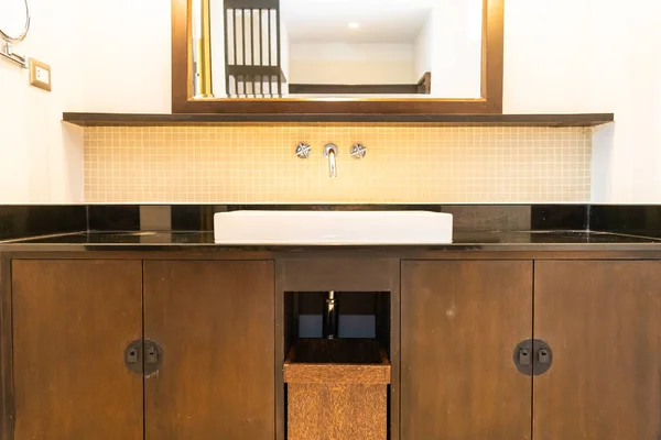 Waschbecken Wasserhahn Dekoration im Badezimmer — Stockfoto
