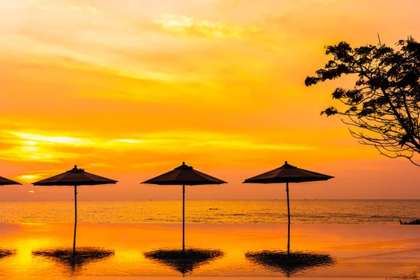 Sonnenschirm und Liegestuhl rund um Schwimmbad Neary Meer Ozean Strand bei — Stockfoto