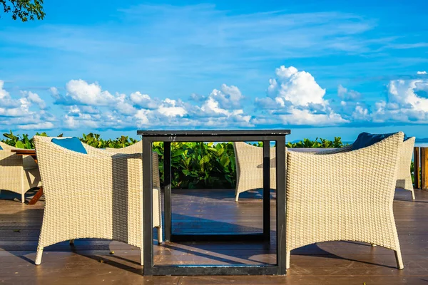 Lege tafel en stoel voor het dineren set bijna zee oceaan strand op w — Stockfoto