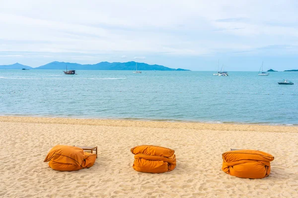 Piękne tropikalne plaży morze i ocean z palmy kokosowe a — Zdjęcie stockowe