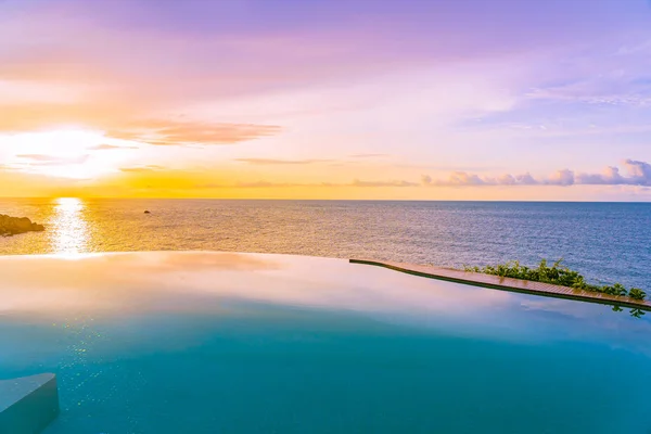 Bella piscina a sfioro all'aperto in hotel resort con se — Foto Stock