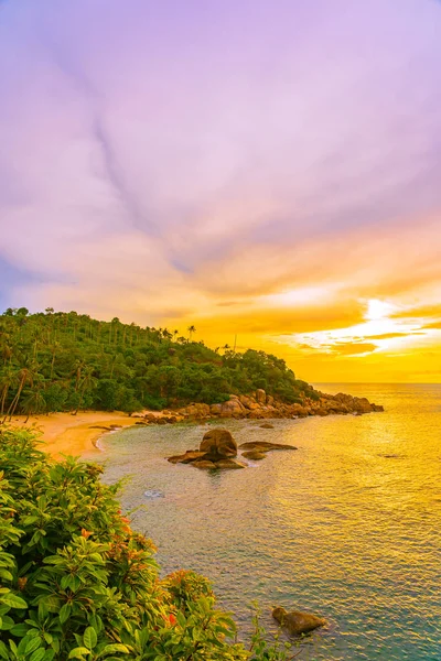 Bella spiaggia tropicale all'aperto mare intorno all'isola di Samui con co — Foto Stock