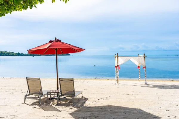 Hermosa playa tropical al aire libre mar océano con sombrilla silla a —  Fotos de Stock