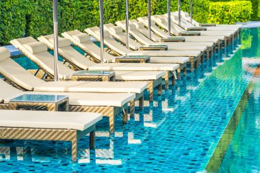 Otel re açık yüzme havuzu etrafında Şemsiye ve sandalye kanepe