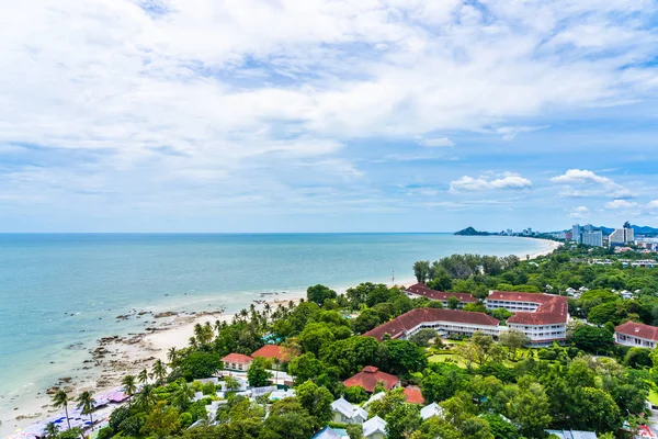 Bela paisagem e paisagem urbana em hua hin cidade em torno do mar oce — Fotografia de Stock