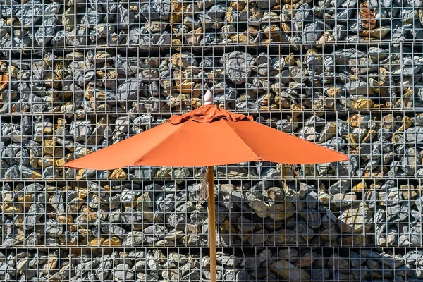 Parapluie et chaise canapé autour de la piscine extérieure à l'hôtel re — Photo