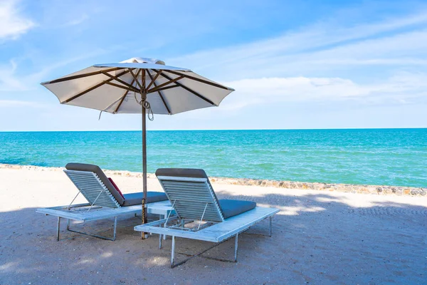 Hermoso paraguas y silla alrededor de la playa mar océano con azul sk — Foto de Stock