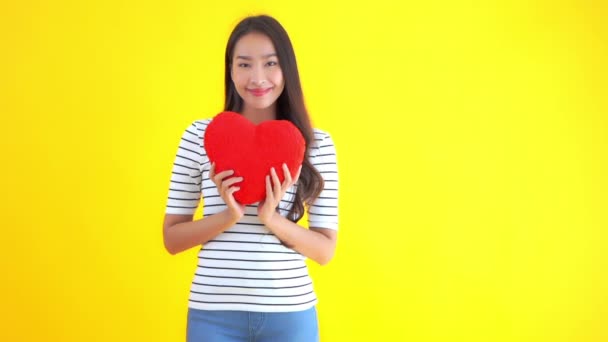 Запись Красивой Азиатской Женщины Держащей Красное Сердце Желтом — стоковое видео
