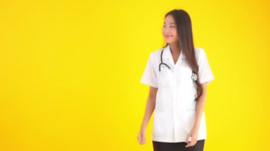 Sarıdaki güzel Asyalı kadın doktorun görüntüleri.