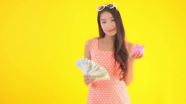 Záběry Krásné Asijské Ženy Drží Svazek Dolarových Bankovek Prasátko Banky — Stock video