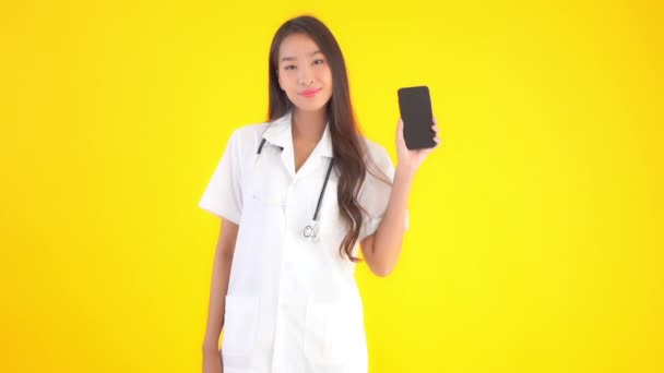 Imagens Bonito Asiático Feminino Médico Segurando Smartphone Com Tela Branco — Vídeo de Stock